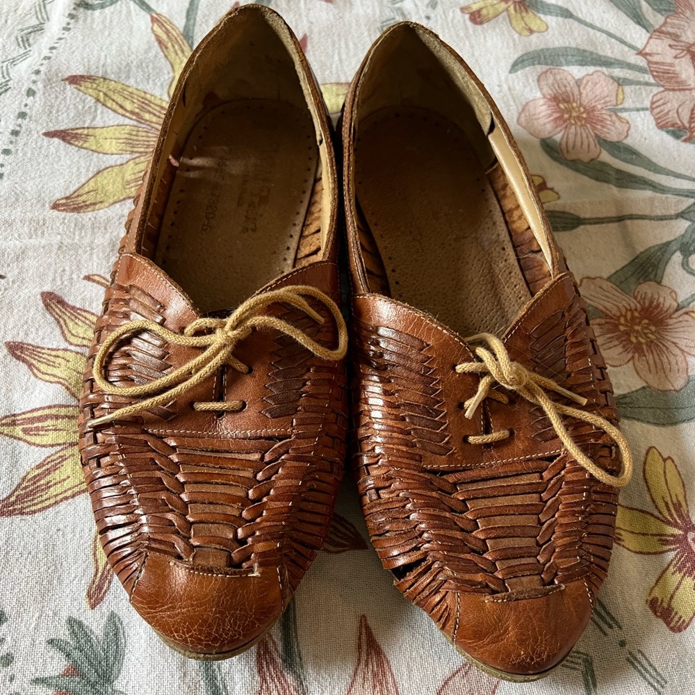 Vintage laced woven brown loafers